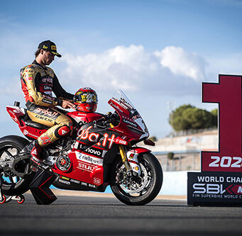 Ducati, junto a Nicolò Bulega y el equipo Aruba, cierra una temporada perfecta en WorldSBK